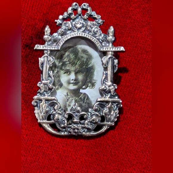 Vintage Victorian style pin or Broach. Picture frame. Girl and cat picture. - Picture 1 of 4